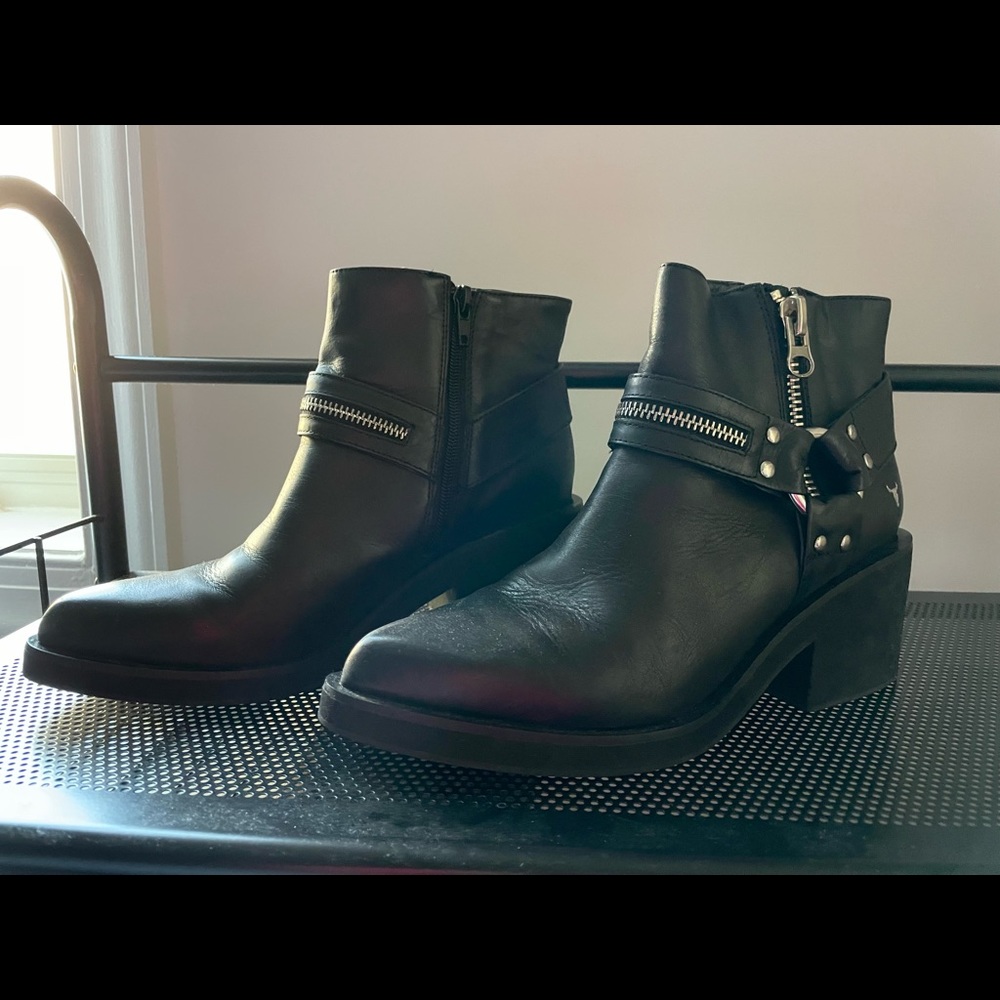 Windosor smith wiire anckle boot.